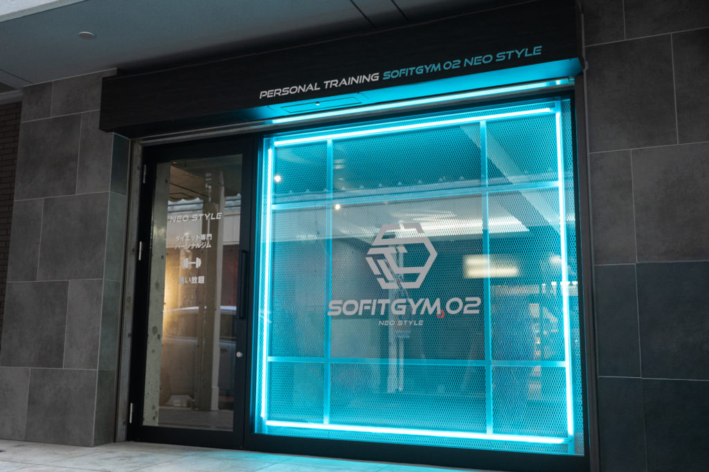 おしゃれなパーソナルジム内装・看板デザイン (20)