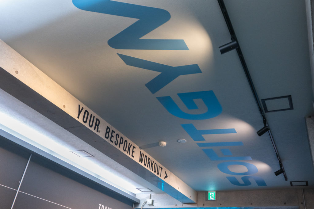 おしゃれなパーソナルジム内装・看板デザイン (8)
