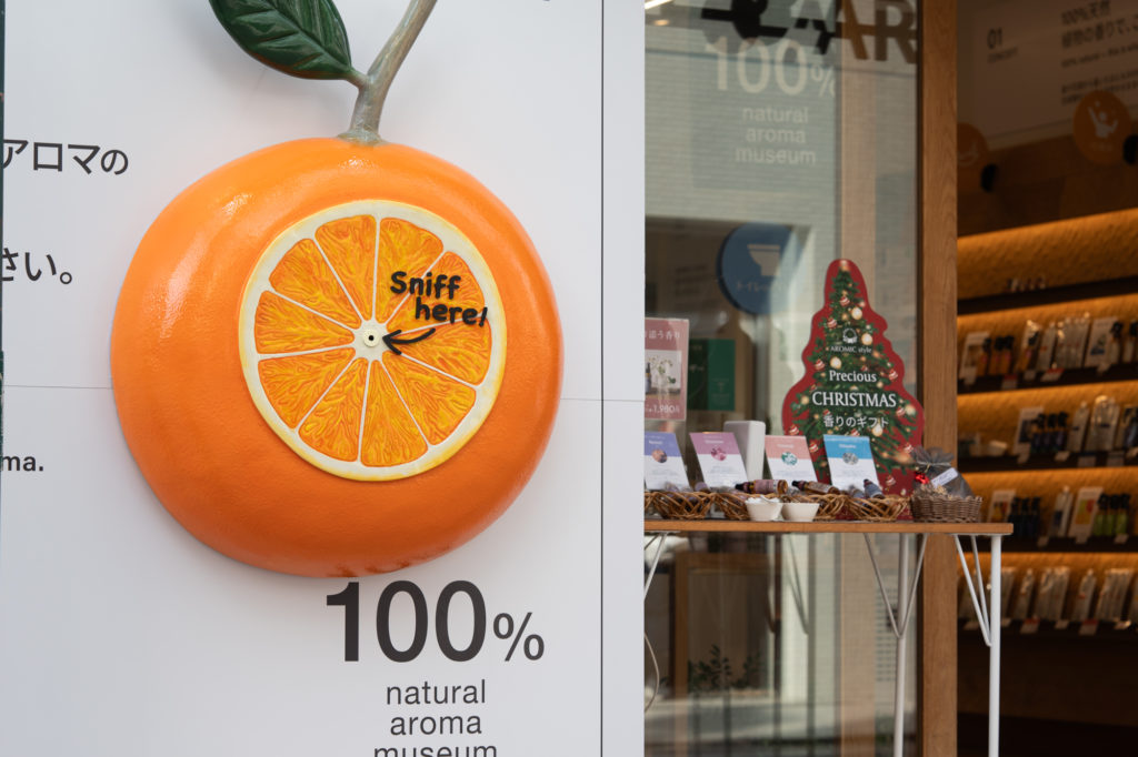 お客さんが集まる オレンジの立体造形看板