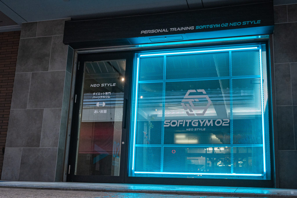 おしゃれなパーソナルジム内装・看板デザイン (1)